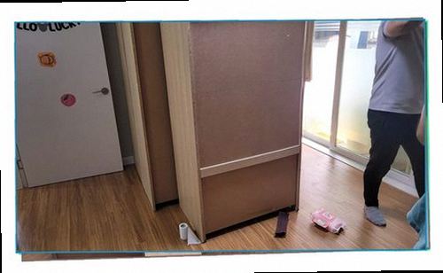 양주 누수탐지 벽지 얼룩과 습기 발생 위치를 확인하는 모습