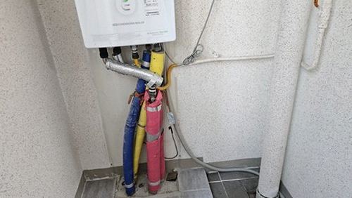 누수탐지 점검 결과를 확인하며 견적 항목을 살펴보는 모습