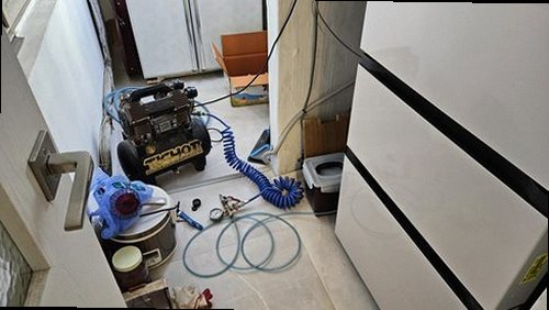 연천 누수탐지 벽면 얼룩과 배관 경로를 관찰하는 장면