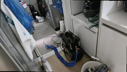 누수탐지 보일러 배관 점검 장비를 살피는 작업 장면