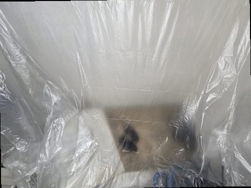 오산 누수탐지 외벽 균열과 창틀 주변을 살피는 모습