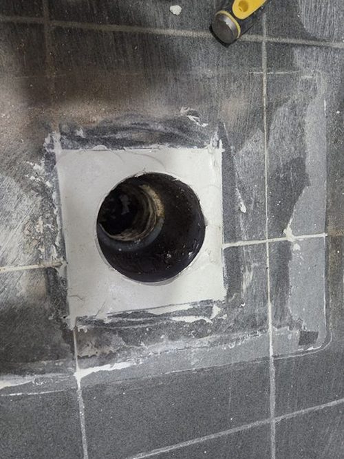 오산 누수탐지 배관 연결부 주변을 살피는 점검 장면