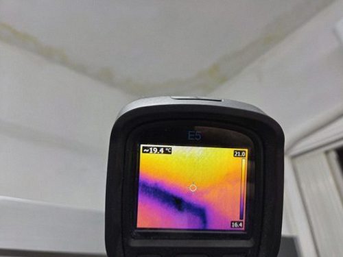 누수탐지 욕실 바닥 정체 시험 장면