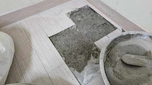 누수탐지 열화상 카메라로 천장 표면 온도 차이를 확인하는 장면