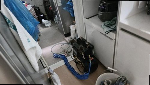 누수탐지 물기가 번진 바닥과 벽면 하단의 초기 상태
