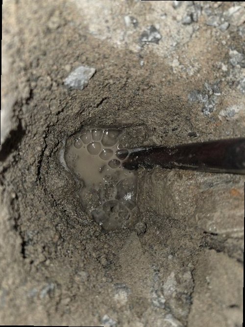 평택 누수탐지 천장 얼룩 부위와 벽 속 배관 경로를 나란히 살피는 장면