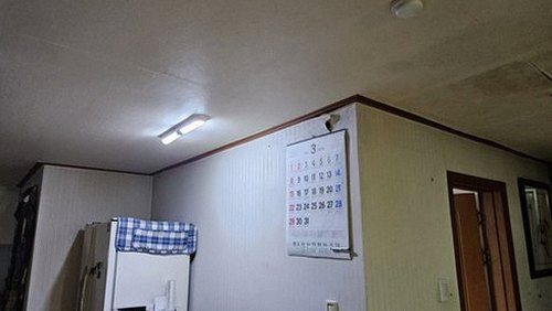 누수탐지 아래층 천장 벽지 얼룩을 점검하는 현장 장면