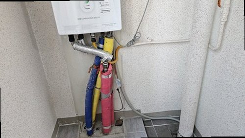 남양주 누수탐지 물탱크 아래 급수관을 살피는 점검 장면