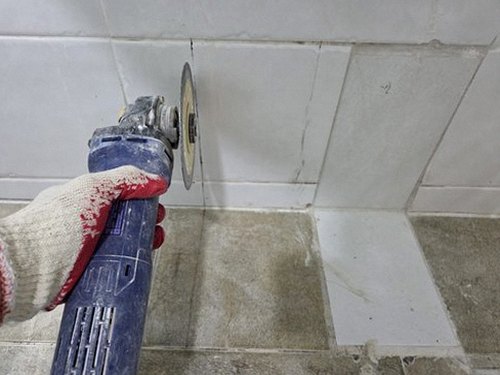누수탐지 천장 얼룩과 주변 배관 흔적을 함께 살펴보는 누수 점검 장면