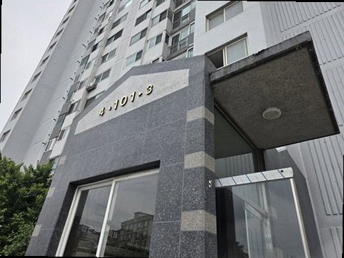 동두천 누수탐지 건물 외벽 균열과 창틀 아래 물 흔적을 살펴보는 모습