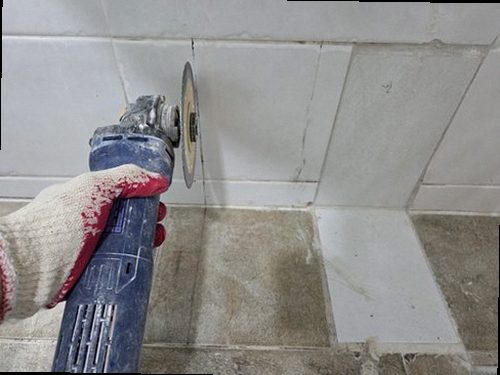 덕양구 누수탐지 천장 모서리 얼룩을 점검하는 모습