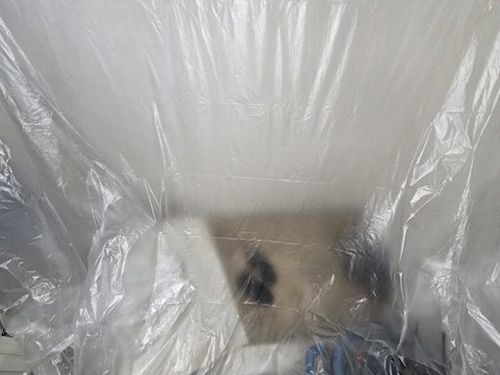 누수탐지 거실 천장에 번진 물자국과 들뜬 벽지의 상태