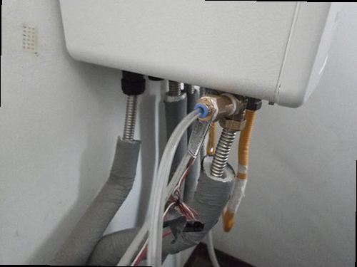 누수탐지 배관 누수 점검 위치를 확인하는 모습