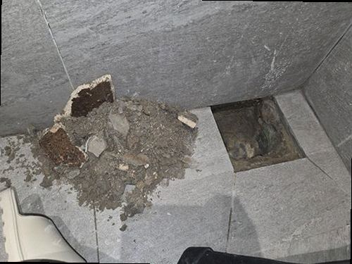 원미구 누수탐지 벽면 얼룩과 도배면이 들뜬 상태를 기록하는 점검 장면