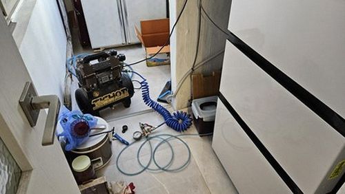 분당구 누수탐지 보일러 압력 변화를 메모하는 모습