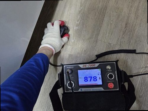 누수탐지 베란다 바닥의 물 고임과 배수구 주변을 살피는 모습