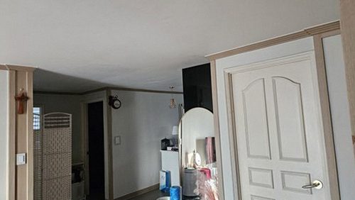 누수탐지 욕실 배수구 주변을 살피는 점검 장면