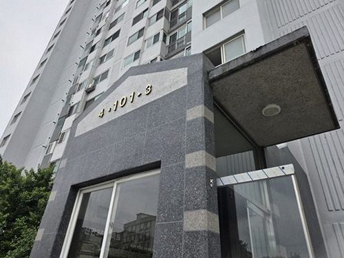 누수탐지 배관 점검 현장에서 벽체 내부의 습기 상태를 살피는 작업자의 모습