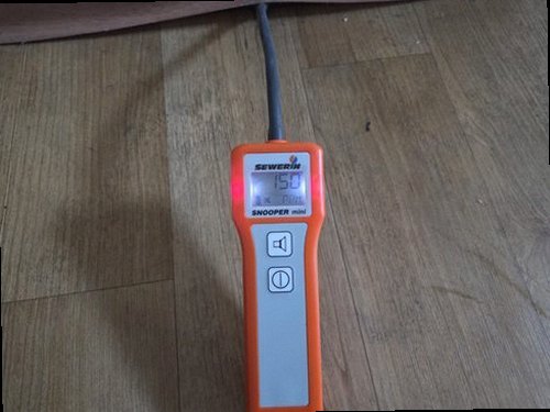 팔달구 누수탐지 천장 모서리에 번진 얼룩 흔적을 살피는 모습