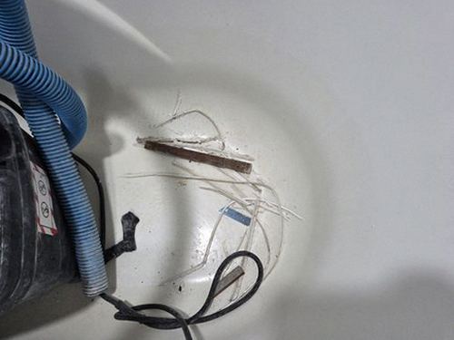누수탐지 계량기와 배관 연결부를 순서대로 점검하는 과정