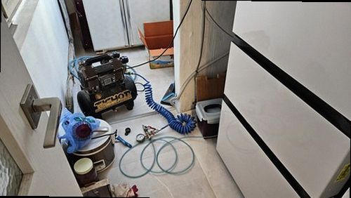기흥구 누수탐지 천장 물 자국과 벽면 틈을 함께 살피는 점검 장면