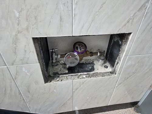 누수탐지 천장 얼룩이 나타난 아파트 실내 누수 점검 장면