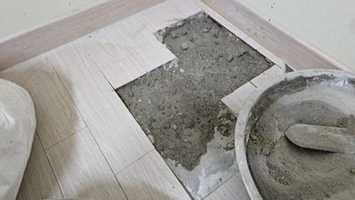 누수탐지 배관 경로와 측정 결과를 대조해 점검 범위를 좁히는 모습