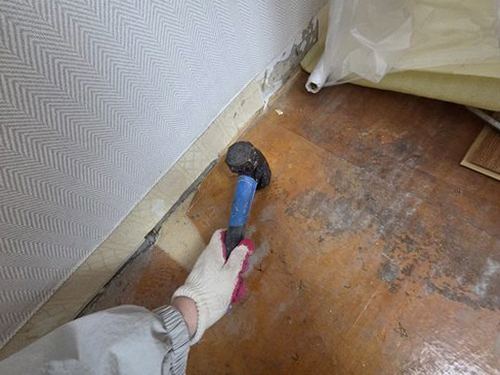누수탐지 수도 계량기와 배수 연결부를 차례로 확인하는 점검 장면
