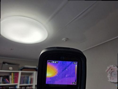 만세구 누수탐지 벽면과 창틀 둘레를 나눠 살피는 점검 모습