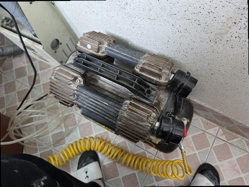일산동구 누수탐지 싱크대 하부장 바닥의 얼룩을 살피는 점검 장면