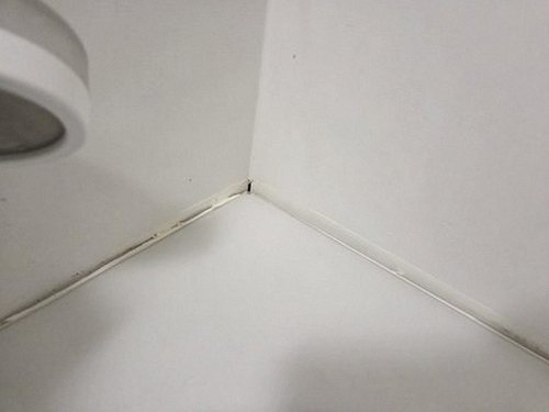 누수탐지 싱크대 하부 배관 연결부를 점검하는 모습