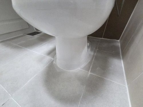부평구 누수탐지 배수구 아래 이음부를 마른 휴지로 점검하는 장면