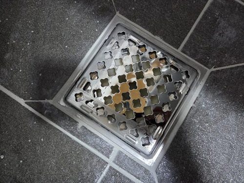 누수탐지 배관 이음부와 계량기 주변의 누수 신호를 확인하는 점검 장면