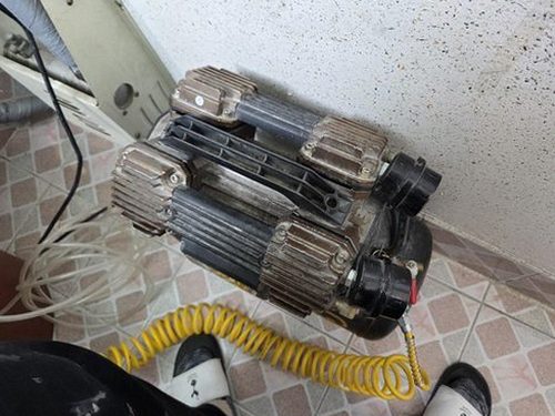 누수탐지 빌라 천장 얼룩과 배관 주변을 점검하는 장면