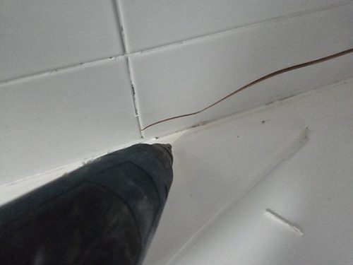 누수탐지 천장 점검구 주변에서 배관 경로를 확인하는 현장 모습