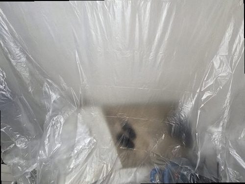 누수탐지 거실 바닥 장판 이음새가 들뜬 상태와 주변 습기 흔적