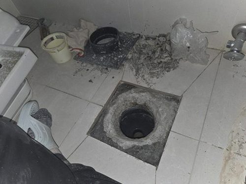 누수탐지 욕실 배관 점검 전 계량기 확인 장면
