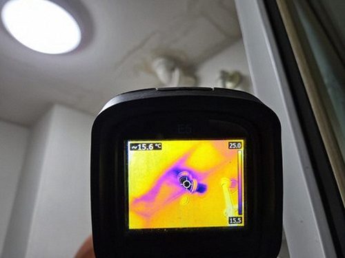 누수탐지 배관 점검 장비로 바닥 습도와 압력을 측정하는 모습