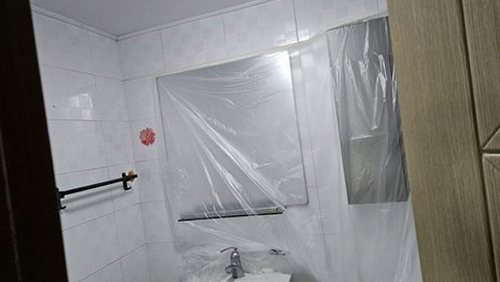 누수탐지 벽면의 물기와 주변 타일 상태를 확인하는 점검 장면