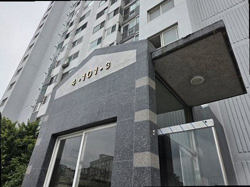 아산시 누수탐지 외벽 균열과 창틀 둘레를 살펴보는 장면