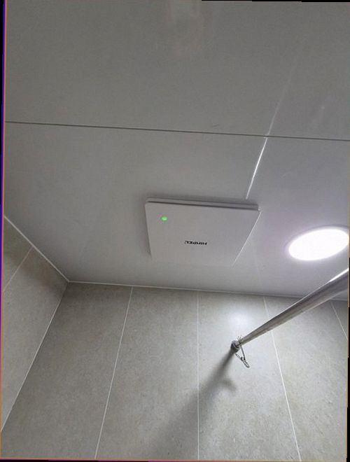 강남구 누수탐지 욕실 바닥과 배수구 주변의 누수 점검 모습