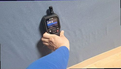 송파구 누수탐지 계량기 변화와 수분 측정값을 비교하며 누수 원인을 분석하는 장면