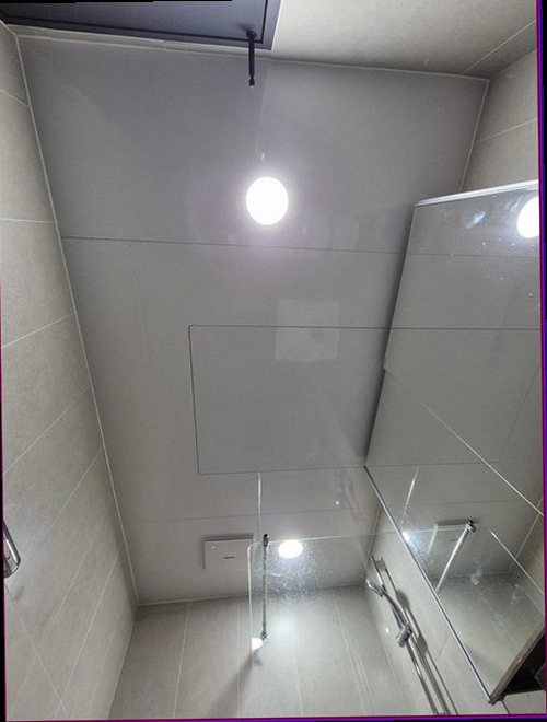 동대문구 누수탐지 배관 연결부와 천장 수분 상태를 측정하는 점검 장면