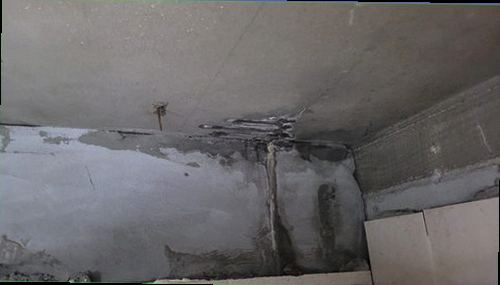 서울 중구 누수탐지 벽면 물자국과 바닥 들뜸을 확인하는 점검 장면
