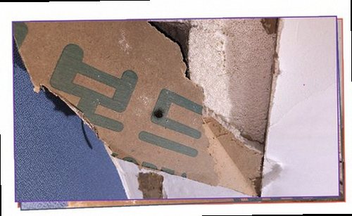 광명 누수탐지 천장과 벽면의 누수 흔적을 확인하는 모습
