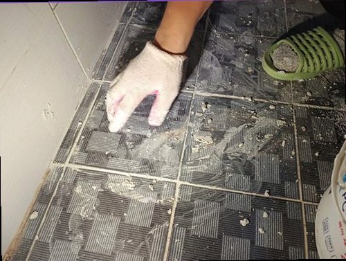 광명 누수탐지 수분 측정기로 벽면의 습기를 점검하는 장면