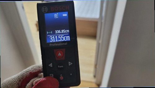동두천 누수탐지 싱크대 하부장 안쪽의 배관과 물기 상태를 확인하는 모습