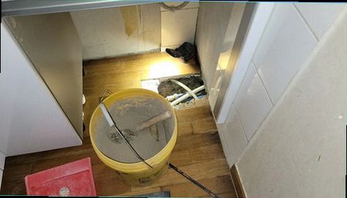 덕양구 누수탐지 벽면과 바닥의 습기 흔적을 확인하는 점검 모습