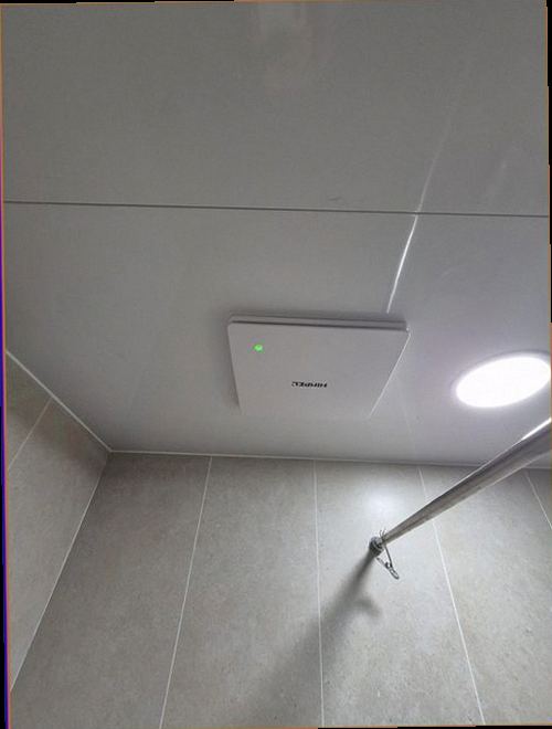 팔달구 누수탐지 누수 보수 후 욕실 바닥과 주변 벽면을 점검하는 모습