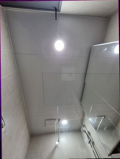 처인구 누수탐지 싱크대 하부장 내부의 배관과 물기 흔적을 확인하는 모습